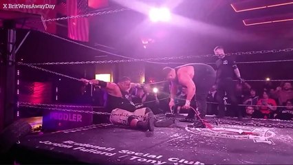 Un luchador ensangrentado electrocuta a su propio padre en el ring en un horrible 'combate a muerte'