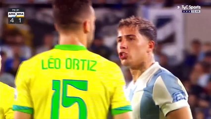 Enzo Fernández y su divertida interacción con un jugador brasileño 🇧🇷