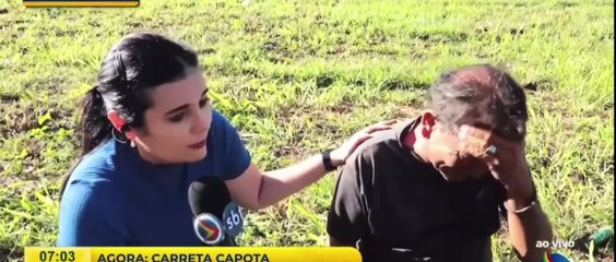 Carreta capota na BR-232; motorista faz apelo