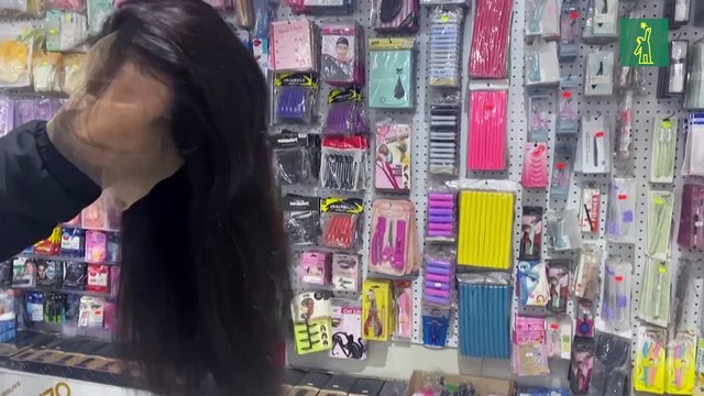 Mujeres afganas desafían a los talibanes y venden su cabello para subsistir