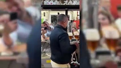 Un experto en cervezas explica cómo hay que tirar una caña