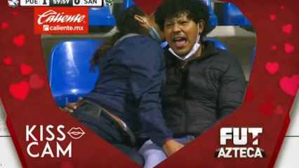 VIDEO: ¡No todo es lo que parece! Pareja captada por la “Kiss cam” en una pose sugestiva