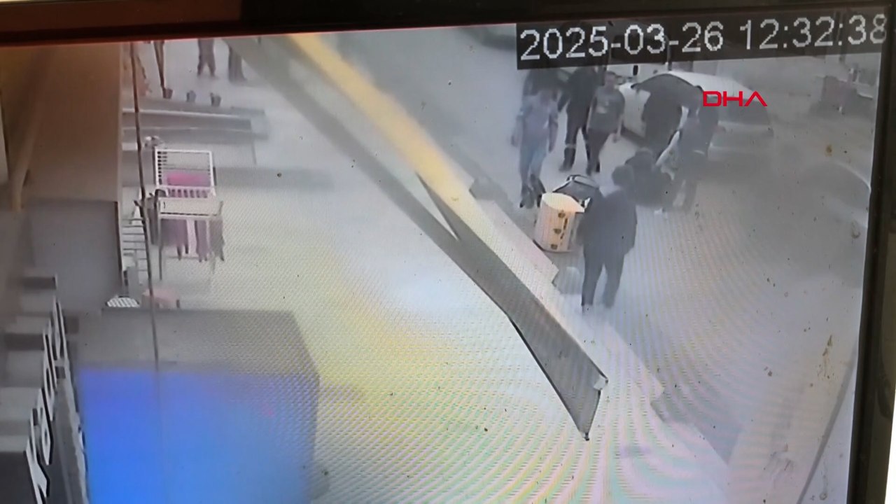 Köpeklerin kovaladığı motokurye kaza yaptı; o anlar kamerada