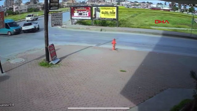 Kazada savrulan otomobilin kaldırımda çarptığı yaya, hayatını kaybetti