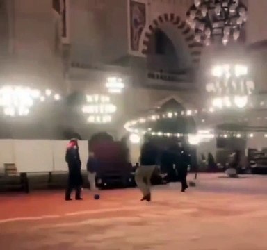 Şehzadebaşı Camii önünde cihat sloganları atan İBDA-C’li kişilerle polis, cami içerisinde top oynamış