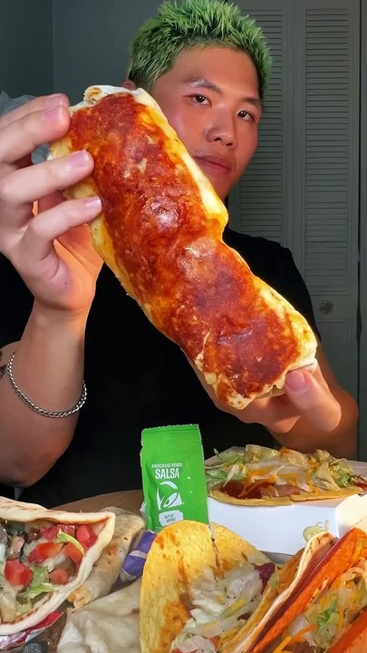 Follow for more ASMR videos🌮🍟 Credits: @joeoheats #mukbang #asmr #fastfood #asmreating