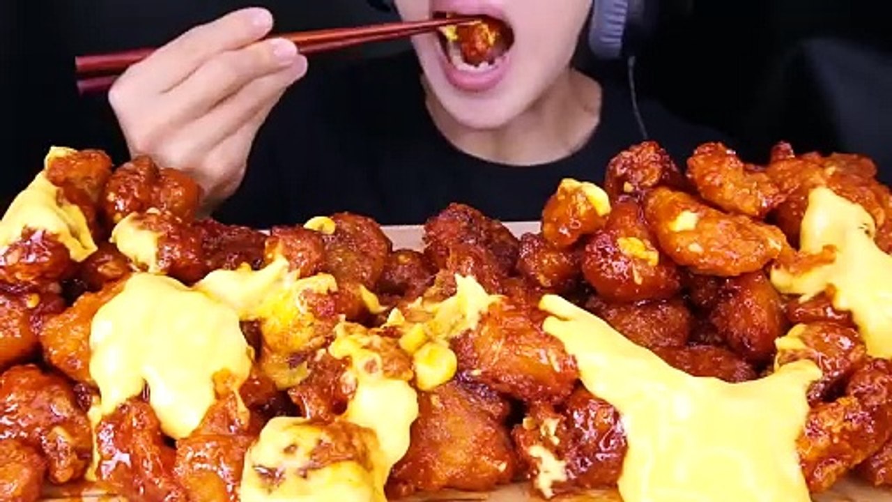 Follow for more ASMR videos🌮🍟 Credits: @jimmyasmr1 #mukbang #asmr #fastfood #asmreating