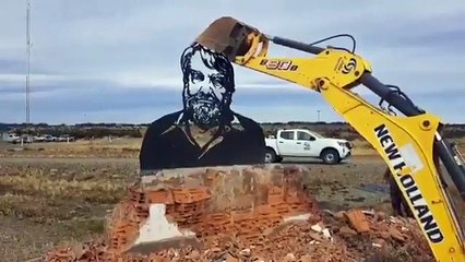 En Santa Cruz demolieron un monumento de Osvaldo Bayer