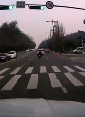 Un trou géant sur la route engloutit un automobiliste