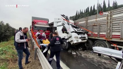 Zincirleme kazada kağıt gibi ezildi, kabinden sağ çıktı