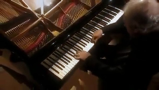 Barenboim interpreta la Sonata n.° 21 Waldstein de Beethoven en do mayor op. 53, 1er movimiento.