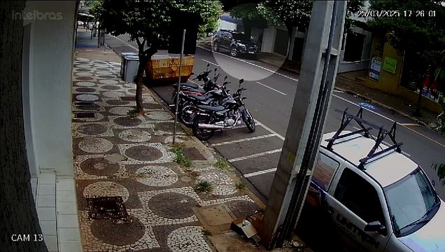 Imagens mostram fuga de condutor transtornado após bater em quatro veículos em Umuarama