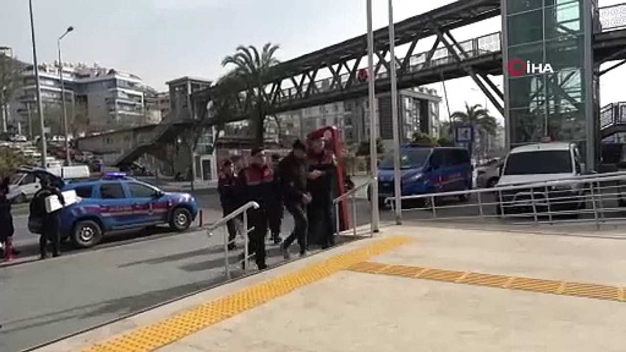 Otomobile asit döktü, hiç olmamış gibi yoluna devam etti