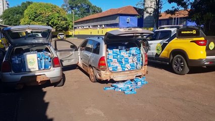 Após perseguição, contrabandistas atolam carros com cigarros em plantação de milho