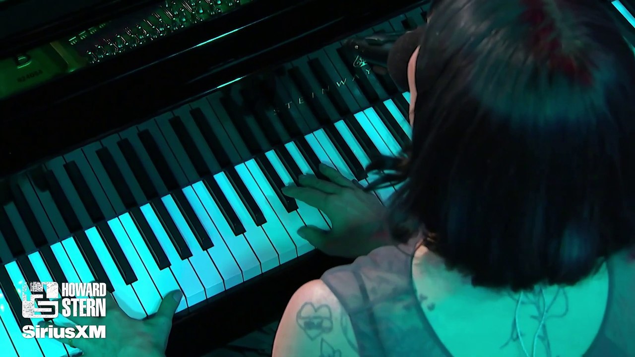 Lady Gaga chante "Abracadabra" en piano-voix
