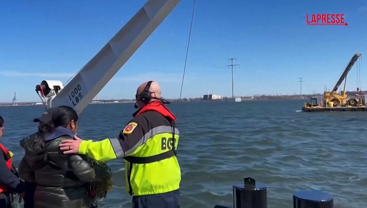 Le famiglie delle vittime visitano il luogo del crollo del ponte Key Bridge a Baltimora
