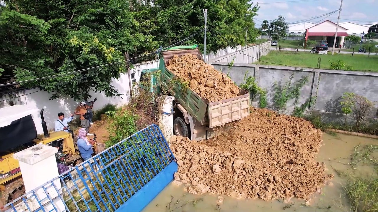 Amazing project cleanup experts use mini bulldozers, 5T trucks to clear school grounds from flooding