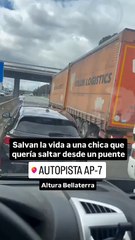 Une mineure veut se jeter d'un pont... Un bus s'arrête et lui sauve la vie en servant de "matelas"