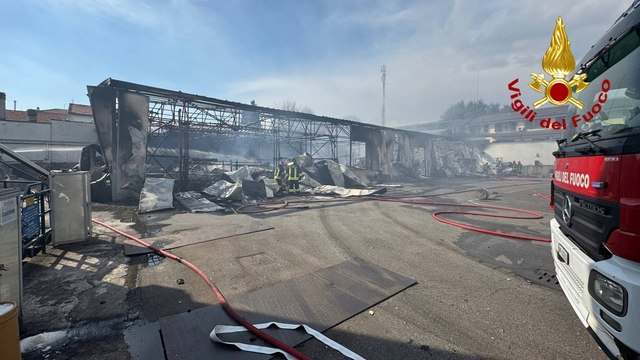 Esplosione e incendio nel magazzino della ditta di dolciumi Perfetti (26.03.25)