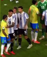 Raphinha sale escaldado del Argentina-Brasil: empujón del 'Dibu' y golpecitos de Romero y Paredes