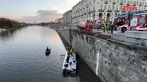 Torino, l'autobus caduto nel Po: le immagini del mezzo rovesciato e dei soccorritori al lavoro