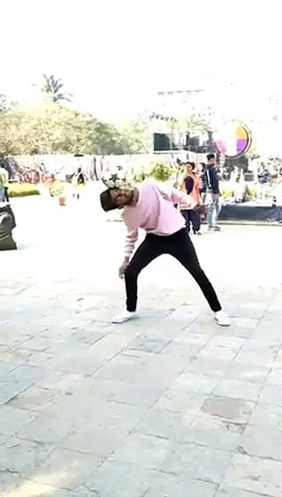 Ce jongleur fait tourner son ballon de foot sur son visage !