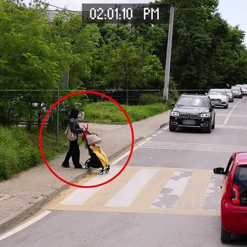 Kind driver stops the traffic to help this mom cross the road 🥹