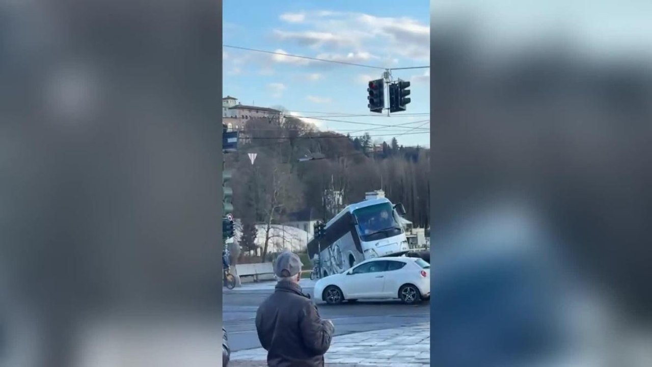 Il momento in cui il bus turistico è caduto nel Po a Torino: il video