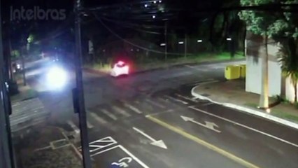 Despacho na encruzilhada: Vídeo flagra mulher deixando oferenda em cruzamento no Centro