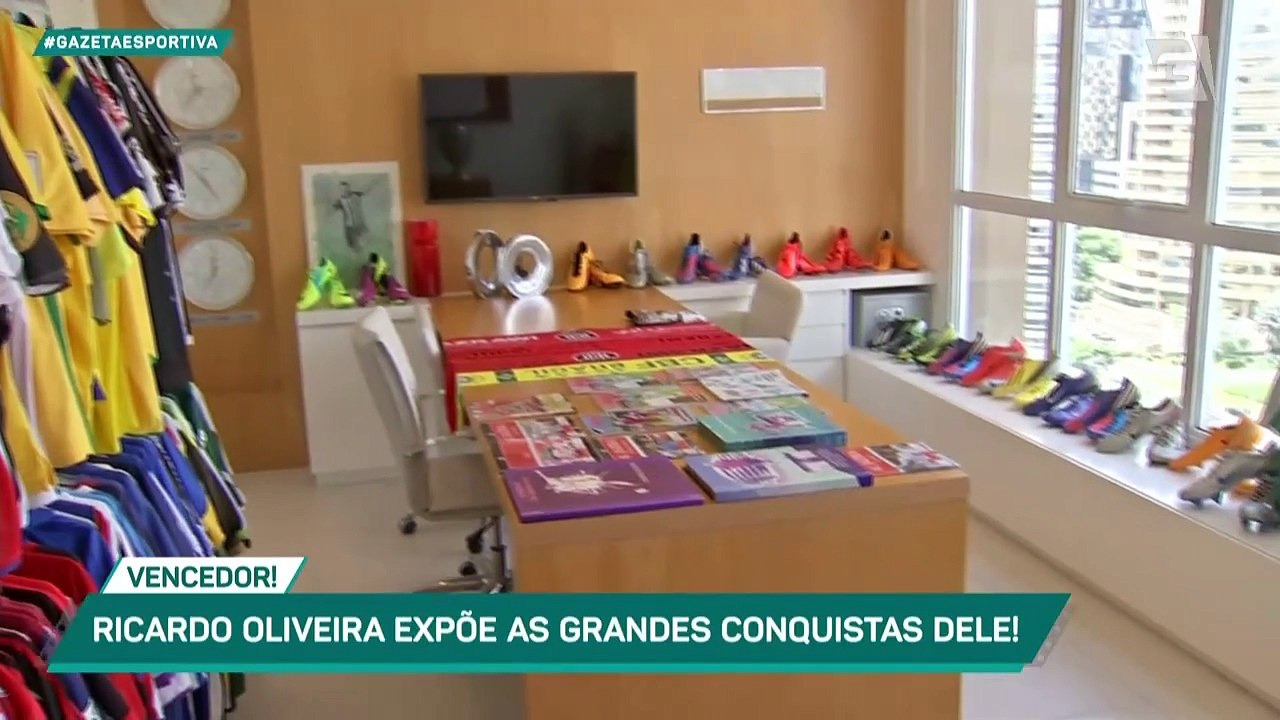 Ex-Santos e São Paulo, Ricardo Oliveira recebe a TV Gazeta para mostrar seu museu