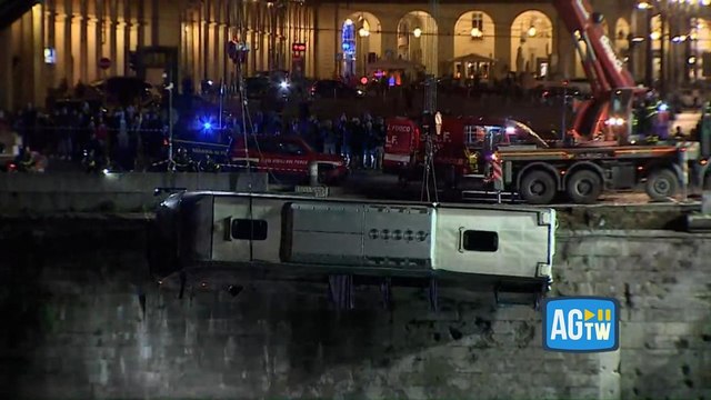 Le operazioni di recupero del bus caduto nel Po a Torino
