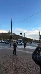 Torino, pullman turistico cade nel Po: salvo l’autista