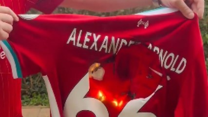 Alexander-Arnold al Real? Tifoso infuriato brucia la sua maglia