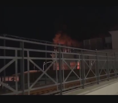 Stabilimenti a fuoco a Ostia, le fiamme sul litorale romano - Video