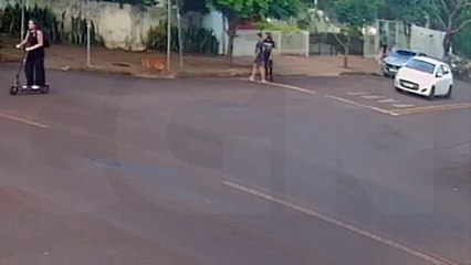 Câmera flagra colisão entre carro e patinete no Centro