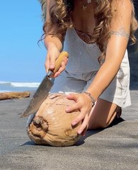 Harvesting and cooking coconut in Oasis 🌴