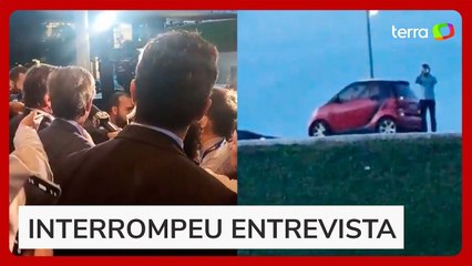 Bolsonaro ouve homem tocar marcha fúnebre e 'Tá Na Hora de Jair Já Ir Embora' enquanto dá entrevista