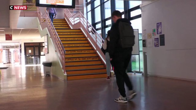 Les policiers autorisés aux fouilles dans les collèges et lycées