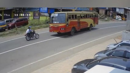 പാലക്കാട് മണ്ണാർക്കാട്  KSRTC ബസ് ബൈക്കിലിടിച്ച് രണ്ടുപേർക്ക് പരിക്കേറ്റു