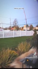 Este repartidor rompe récords con el salto más épico para escapar de un perro