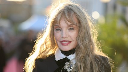 GALA VIDEO - Arielle Dombasle, sa drôle de confidence sur son couple avec Bernard-Henri Lévy : “Je partage son lit et ses insomnies”