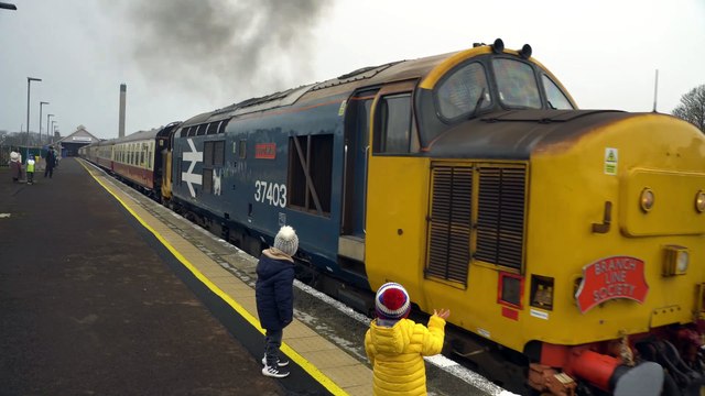 Vintage train leaves Wick railway station March 20025