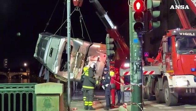 Bus precipitato nel Po a Torino, le operazioni di recupero