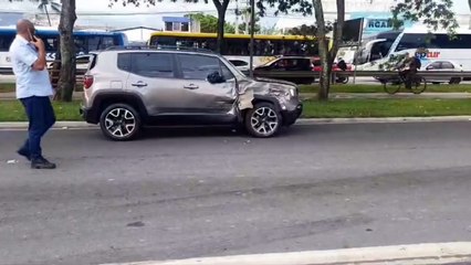 Outro veículo é atingido em acidente com carro e ônibus
