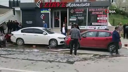 Karşı Şeride Geçti, Kamyonetin Altına Girdi! 3 Kişinin Yaralandığı Kazanın Görüntüsü Ortaya Çıktı