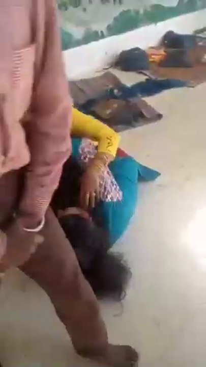शिक्षिका और आँगन वाड़ी सहायिका में लड़ाई