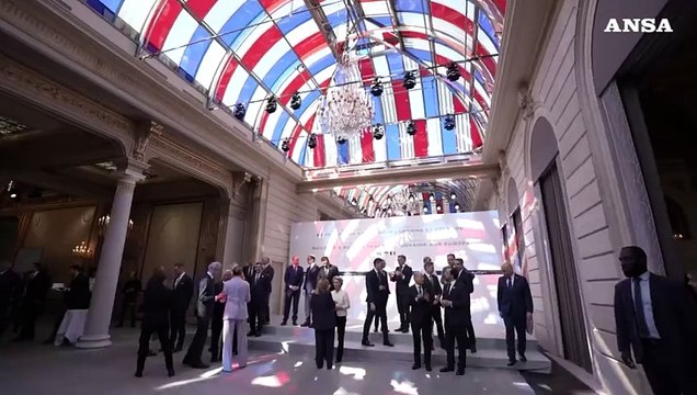 Meloni all'Eliseo per il vertice sull'Ucraina, accolta da Macron