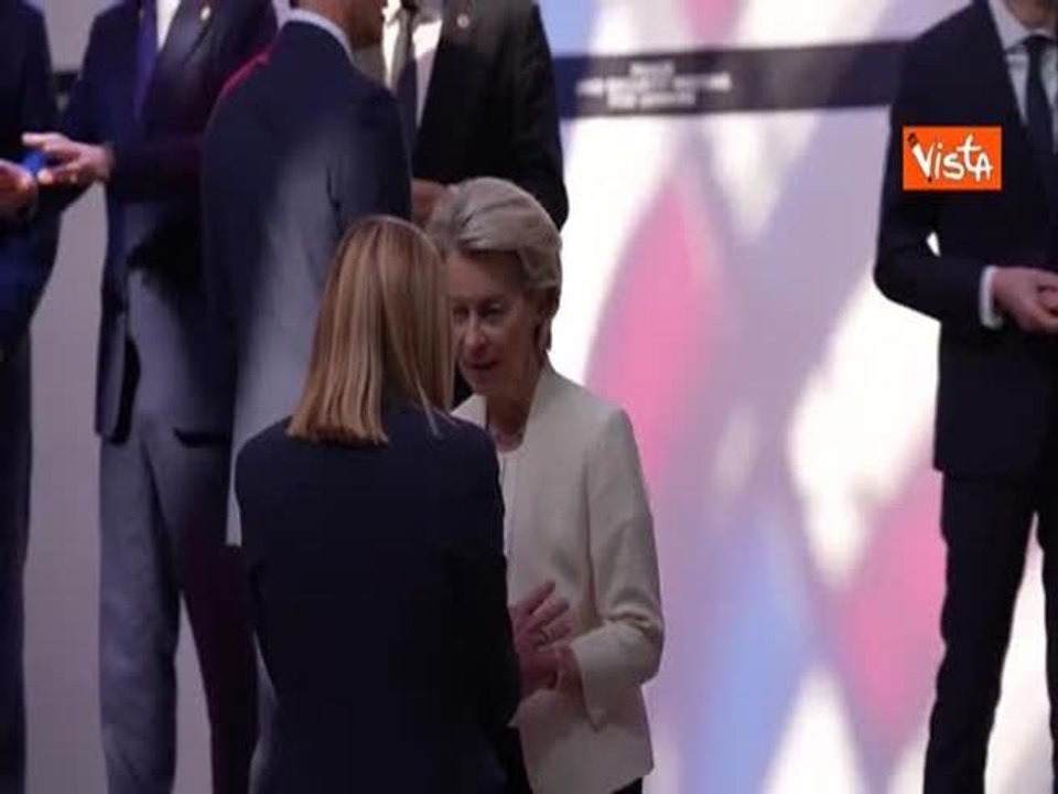 Meloni all'Eliseo per la riunione dei Volenterosi, la foto di gruppo e il girotavolo dei leader