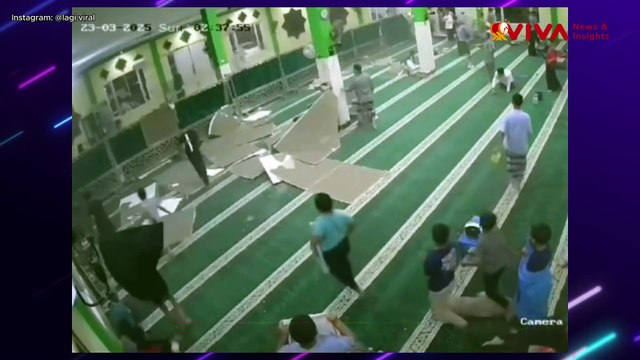 NGERI! Detik-detik Plafon Masjid Ambruk Saat Jemaah Ibadah