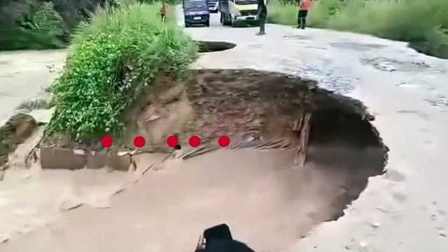Detik-detik Truk Besar Nekat Lewati Jalan Rusak, Auto Ambles